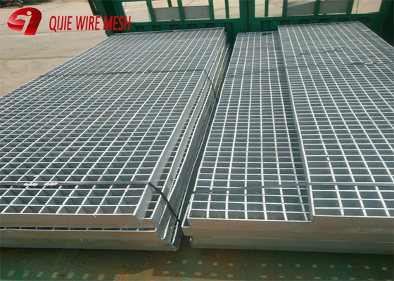 Heiße eingetauchte galvanisierte Streckmetall-Maschen-Entwässerungs-kratzende Treppen-Stahlschritte besonders angefertigt